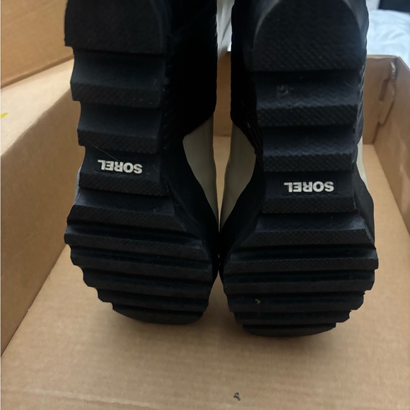 Sorel Women's Beige and Black Winter Boots - Picture 4 of 4